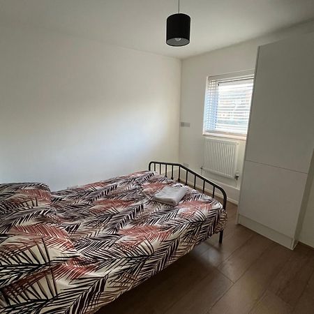 Immaculate 2 Bed Flat With Free Parking! Apartment Watford  Ngoại thất bức ảnh