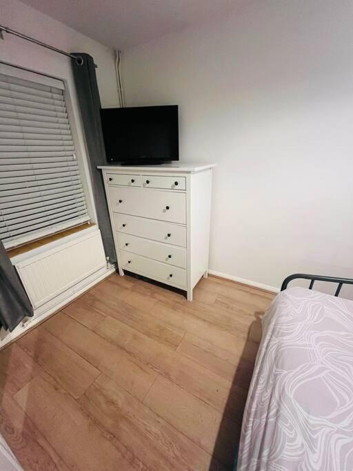 Immaculate 2 Bed Flat With Free Parking! Apartment Watford  Ngoại thất bức ảnh