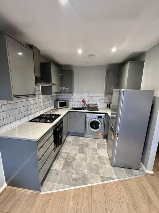 Immaculate 2 Bed Flat With Free Parking! Apartment Watford  Ngoại thất bức ảnh